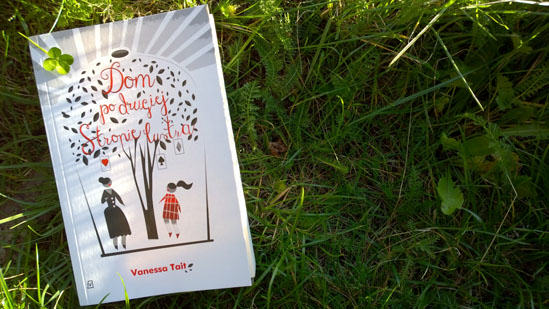 Dom po drugiej stronie lustra, Vanessa Tait