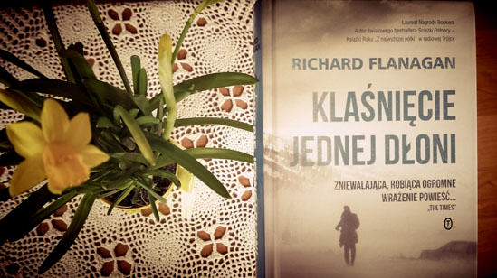 Klaśnięcie jednej dłoni, Richard Flanagan