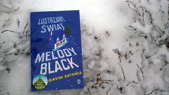 Lustrzany Świat Melody Black, Gavin Extance