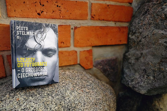 Lżejszy od fotografii - o Grzegorzu Ciechowskim, Piotr Stelmach