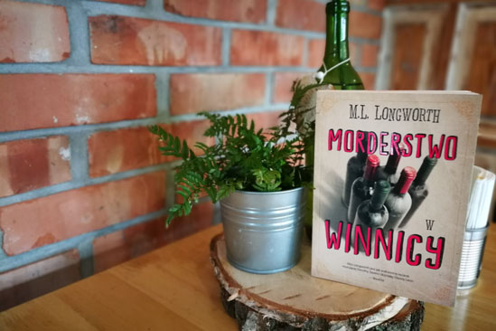 Morderstwo w winnicy, M. L. Longworth