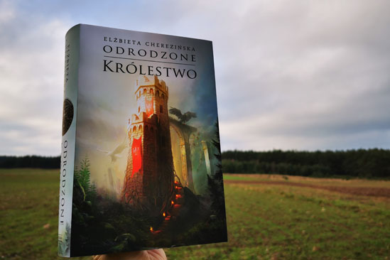 Odrodzone królestwo, Elżbieta Cherezińska