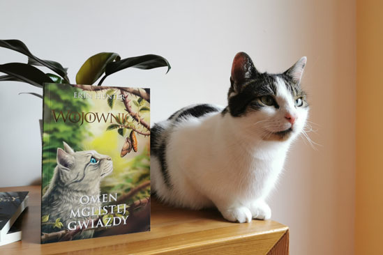 Omen Mglistej Gwiazdy, Erin Hunter