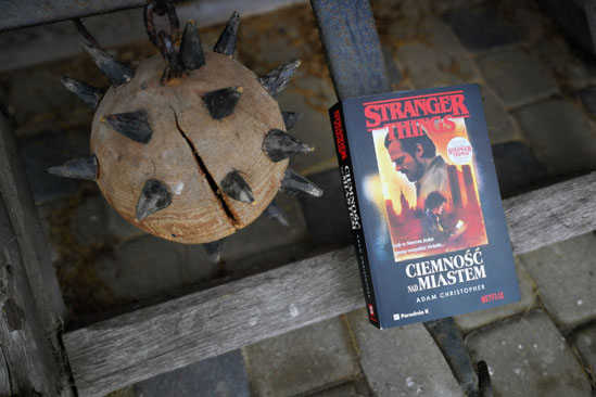 Stranger Things. Ciemność nad miastem, Adam Christopher 