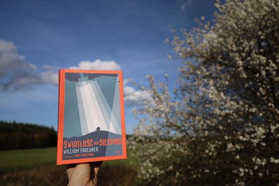 Światłość w sierpniu, William Faulkner