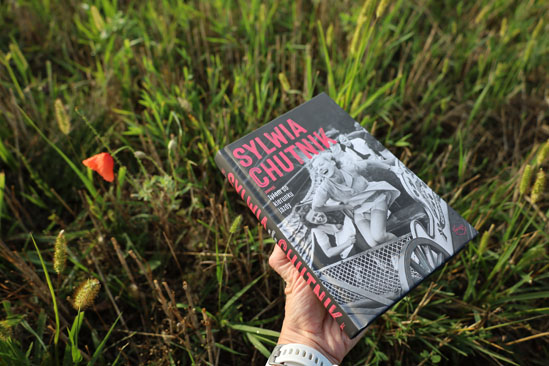 Tyłem do kierunku jazdy, Sylwia Chutnik