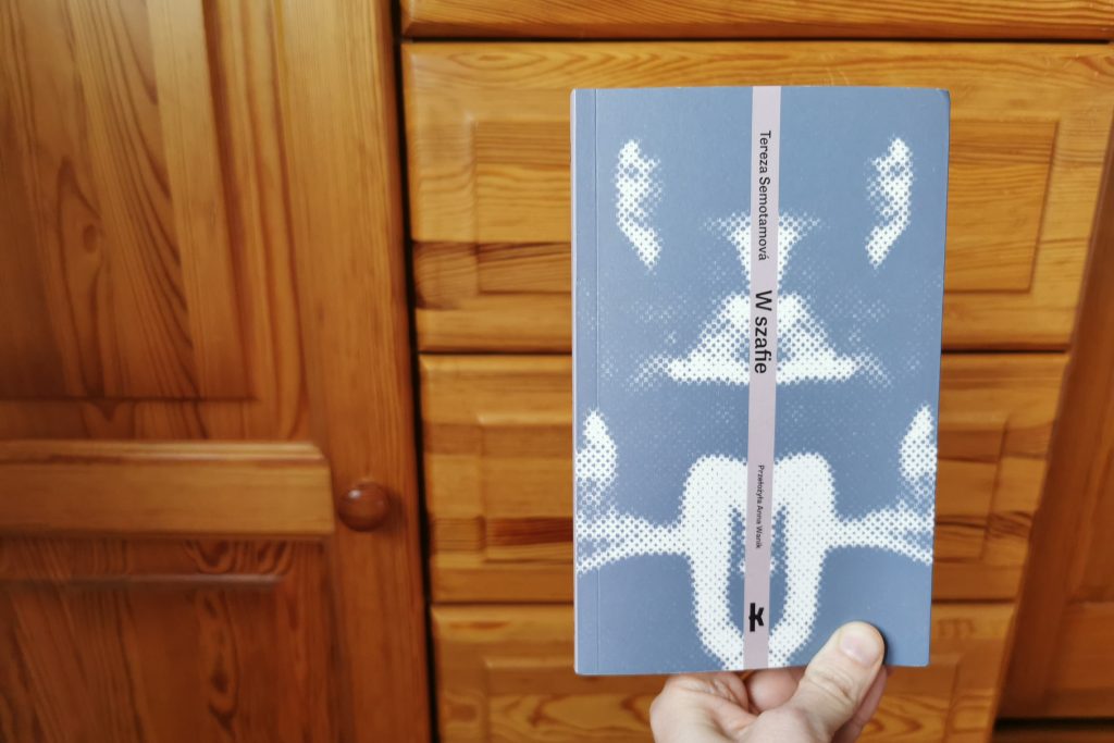 W szafie, Tereza Semotamová