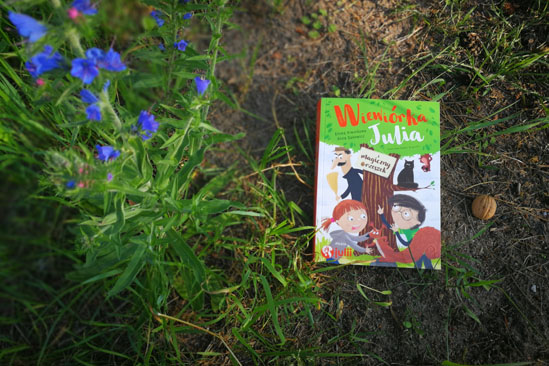 Wiewiórka Julia i magiczny orzeszek, Anna Sakowicz, Ema Kiworkowa