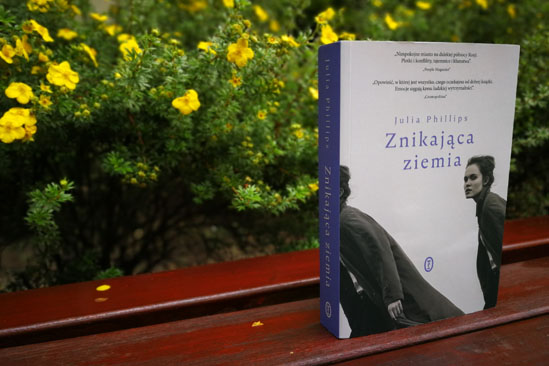 Znikająca ziemia, Julia Phillips